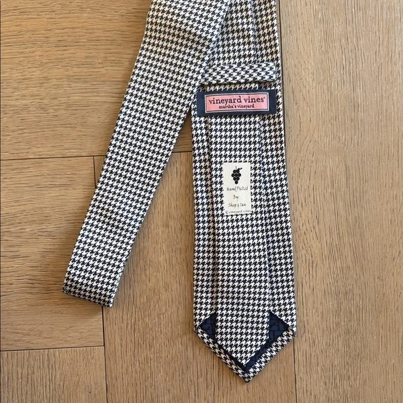 vineyard vines Houndstooth Tie - Picture 2 of 4